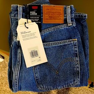 NEW WITH TAGS LEVIS HIGH LOOSE JEANS. Size 25. Love these pants!